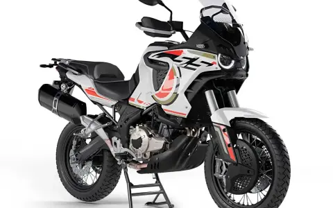 Moto da avventura bianca e rossa, con motore che ricorda chi produce i motori Benelli.