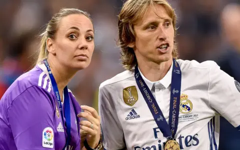 Luka Modrić z żoną, świętujący zwycięstwo. Marzy o tym, by jego luka modric dzieci też kiedyś nosiły takie medale.