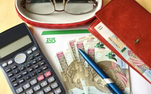 Kalkulator, pieniądze i dokument ZUS sugerują analizę podwójnych emerytur dla wdów.