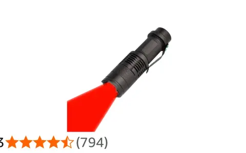 En svart ficklampa med ett starkt rött sken. Perfekt för att lysa upp mörka stigar eller som en signal.