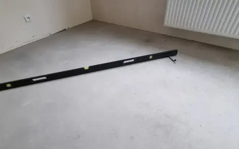Jakie są dopuszczalne poziomy wilgotności posadzki pod panele?