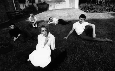 Zespół Dead Can Dance na trawie, w tym Lisa Gerrard w białej sukni.