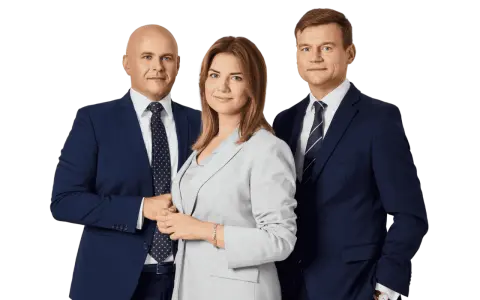 Trzy osoby w garniturach na zielonym tle.