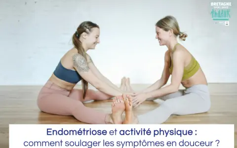 Deux femmes souriantes font du yoga. L'image aborde l'endométriose et le sport, suggérant des exercices doux pour soulager les symptômes.