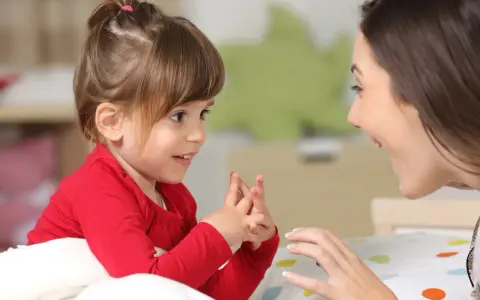 Ein kleines Mädchen und eine Frau sprechen liebevoll miteinander. Ein Moment der psychosexuellen Entwicklung, der Geborgenheit und Vertrauen schafft.