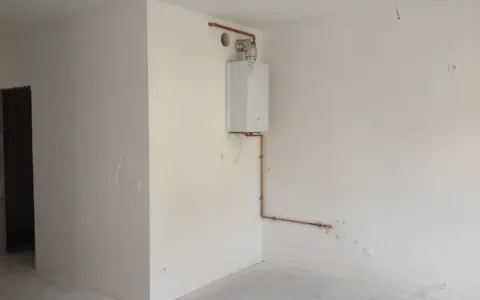Nowe mieszkanie, w rogu wisi piecyk gazowy. Czy można zabudować piecyk gazowy? Instalacja miedziana.