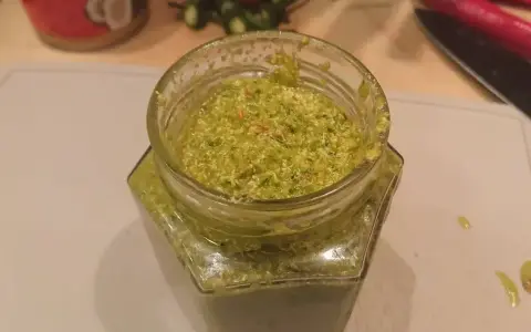 Domowa zielona pasta curry, idealna do dań z kurczakiem. Przepis na pastę curry jest prosty!