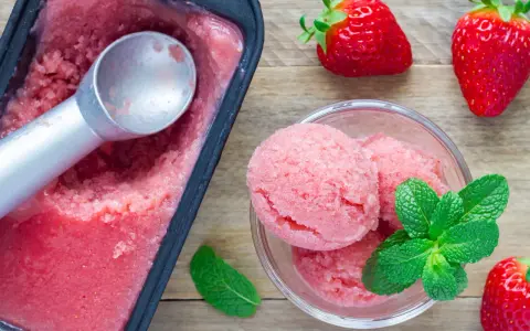 Sorbet aux fraises maison, prêt à déguster. Une recette facile pour un dessert rafraîchissant.