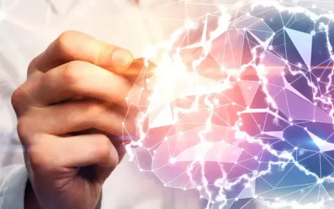 Mano che disegna un cervello stilizzato, connettendo punti e linee. Un'immagine che evoca la complessità della mente e la domanda: quanto guadagna uno psicologo?