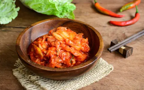 Jak smakuje kimchi? Odkryj niezwykłe smaki i różnorodność tej potrawy