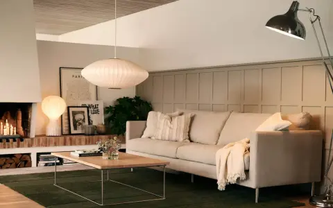 Mysig soffa i vardagsrummet med inspiration från skandinavisk design. En perfekt plats för avkoppling.