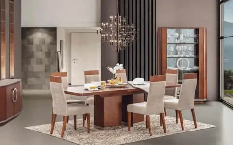 Ideas para decorar una mesa de comedor moderna: mesa de madera, sillas tapizadas, vajilla elegante y una lámpara colgante.