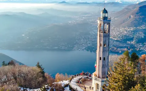 Faro voltiano a Brunate, con vista sul lago e le montagne. Un luogo incantevole da scoprire.
