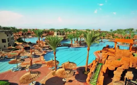 Wspaniały sea beach aqua park resort z palmami, basenami i zjeżdżalniami. Idealne miejsce na wakacje.