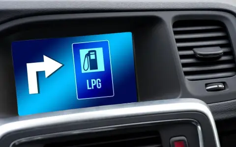 Nawigacja pokazuje stację LPG po prawej. Zastanawiasz się lpg co to? To gaz płynny, alternatywne paliwo do aut.