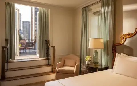 Plaza Hotel New York: Lusso, Cinema e Storia. Guida Completa