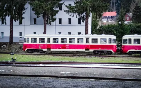 Kolej izerska wita pasażerów. Czerwono-białe wagony czekają na turystów, którzy kupią bilety na malowniczą podróż.