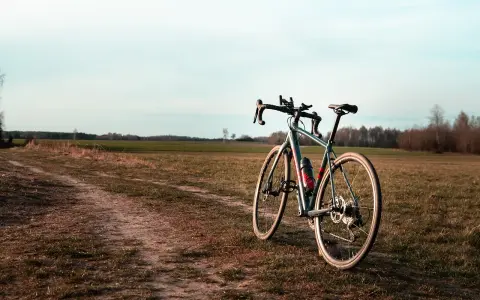 Rower gravelowy na polnej drodze, gotowy na wyścig.