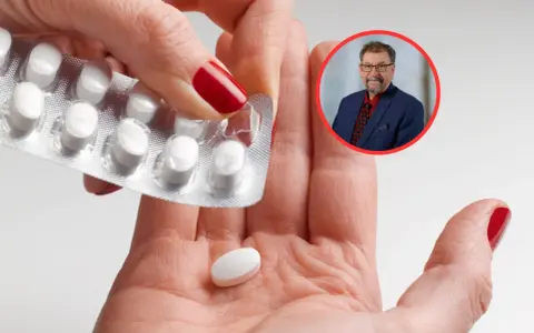 Dłoń z tabletką i opakowaniem leków. W tle portret mężczyzny, sugerujący konsultację dotyczącą autyzmu i leków na wyciszenie.
