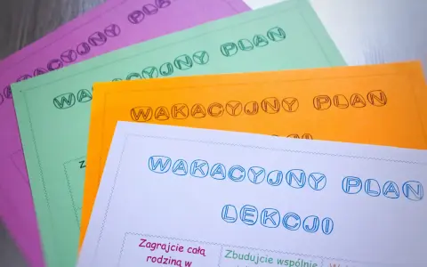 Kolorowe kartki z napisem "WAKACYJNY PLAN" i propozycjami zabaw, idealne do tworzenia gry słowne dla dzieci.
