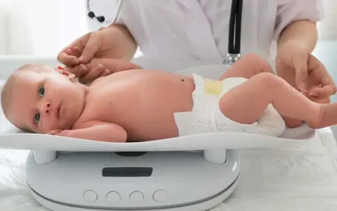 Waga miesięcznego dziecka: Kiedy jest OK, a kiedy do lekarza?