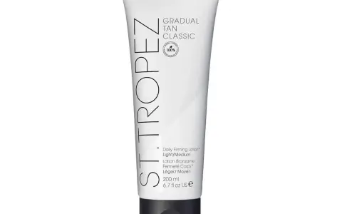 Biała tubka z balsamem do ciała St. Tropez Gradual Tan Classic. To body lotion, który stopniowo nadaje skórze lekki, naturalny odcień opalenizny.