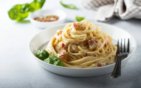 Carbonara Pascala: Jak zrobić idealny sos bez jajecznicy?