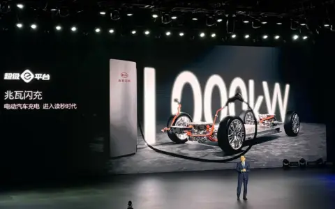 BYD batteri pris: En presentation av snabbladdning för elbilar, med en bild av ett elbilchassi och en laddstation.