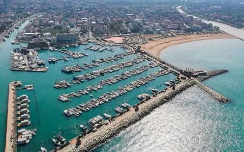Vista aerea del porto turistico di Rimini, con centinaia di barche ormeggiate. Un paesaggio suggestivo, ideale per una gita fuori porta il 25 aprile.