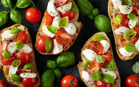 Chrupiące grzanki z pomidorami, świeżą mozzarellą i bazylią. Idealna sałatka z mozzarellą na letnie dni.