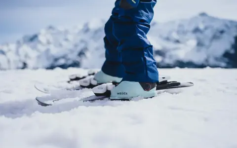 Narty i buty narciarskie na śniegu, gotowe do nauki, jak hamować na nartach.