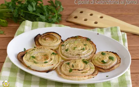 Cipolle di Giarratana al forno, un piatto semplice e gustoso, perfetto per chi cerca ricette veloci e saporite.