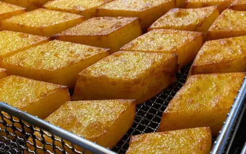 Fette dorate di crema fritta chioggia, croccanti fuori e morbide dentro, pronte per essere gustate.