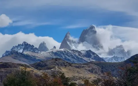 Majestatyczne argentyna góry, szczyty Fitz Roy i Cerro Torre wyłaniają się z chmur.