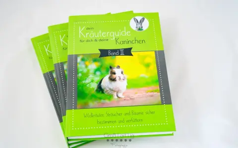 Drei grüne Bücher mit Kaninchenmotiv und dem Titel "Kräuterguide für deine Kaninchen".