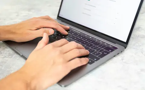 Dłonie piszą na laptopie. Może to być praca dla agencji copywriterskich, tworzenie treści lub analiza danych.