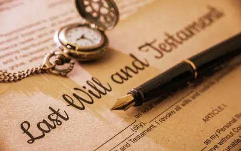 Otwarta kieszonkowa zegarek i pióro na dokumencie "Last Will and Testament".