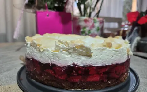 Pyszna malinowa chmurka keto z bezą i owocami, idealna na deser.