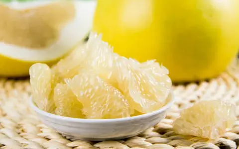 Saftige Pomelo-Segmente in einer Schale, ideal für die Ernährung während der Schwangerschaft.