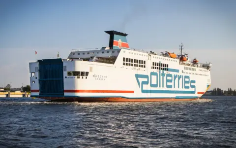 Prom "Mazovia" Polferries wypływa z portu w Ystad.