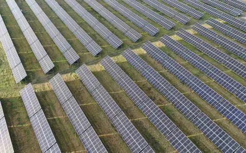 Duże pole paneli słonecznych. Zastanawiasz się, czy magazyn energii trzeba zgłaszać?