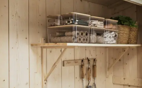 Enkel hylla med konsoler, perfekt för att bygga förvaring i trädgården. Organisera snören och redskap i genomskinliga lådor.