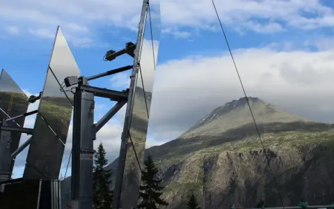 Rjukan lustra odbijają górzysty krajobraz Norwegii.