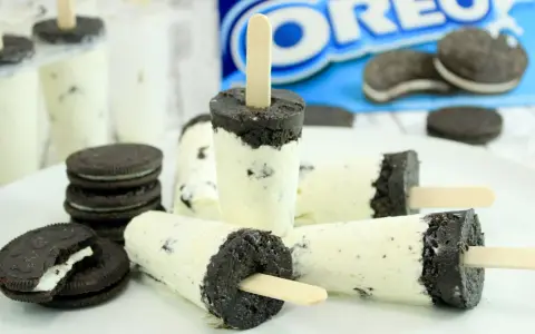 Leckeres Oreo Eis selber machen: Cremiges Eis mit zerkleinerten Keksen und einem Schoko-Rand. Perfekt für den Sommer!