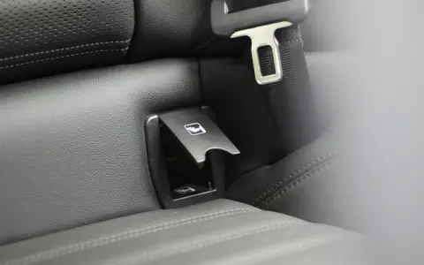 Asiento de coche con anclaje isofix bloqueado, listo para asegurar la silla infantil.