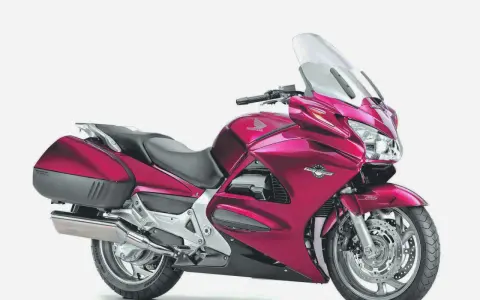Różowy motocykl Honda ST 1300, gotowy na długie trasy, choć czasem zdarzają się mu drobne awarie.
