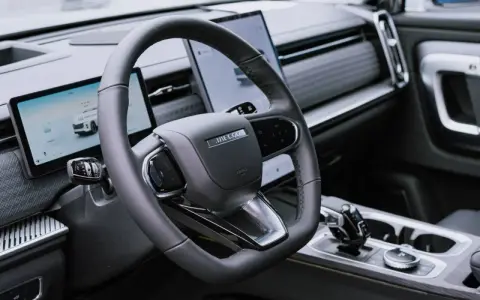 Interior del Jaecoo 5: volante moderno, pantallas digitales y consola central elegante.