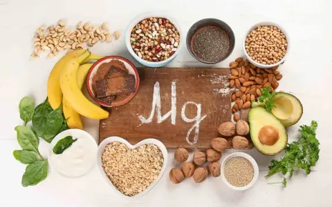 Magnesiumreiche Lebensmittel wie Bananen, Nüsse und Spinat können Frauen in den Wechseljahren unterstützen.