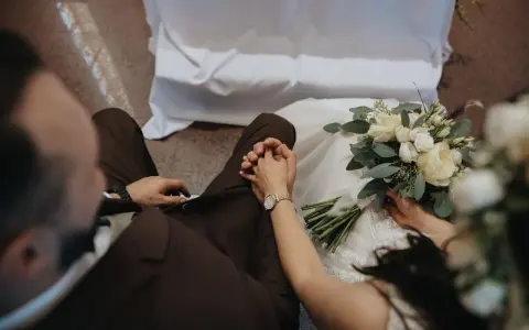 Para odebrać akt małżeństwa po ślubie konkordatowym, wystarczy poczekać na ten wzruszający moment.