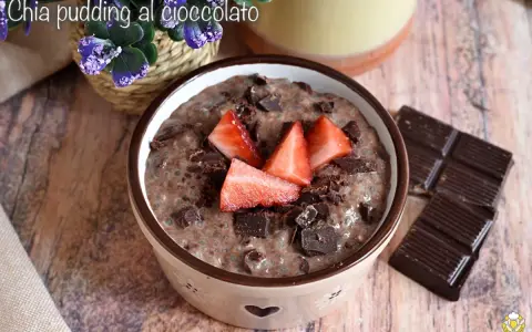 Delizioso chia pudding al cioccolato con fragole fresche e scaglie di cioccolato, pronto per essere gustato.